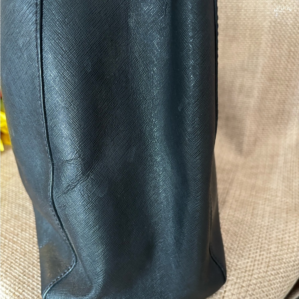 Large black Michael Kors tote bag with gold hardware EUC - Picture 3 of 9